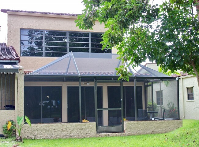 Foto del edificio - 3550 Estepona Ave