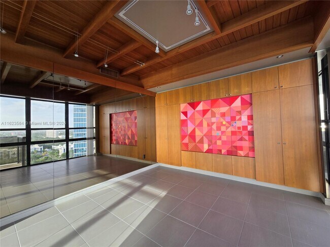 Foto del edificio - 600 NE 36th St