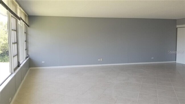 Foto del edificio - 100 Sands Point Rd