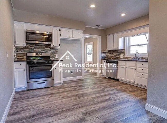 Building Photo - Nicely Updated 2bd/1ba House With Large Yard!