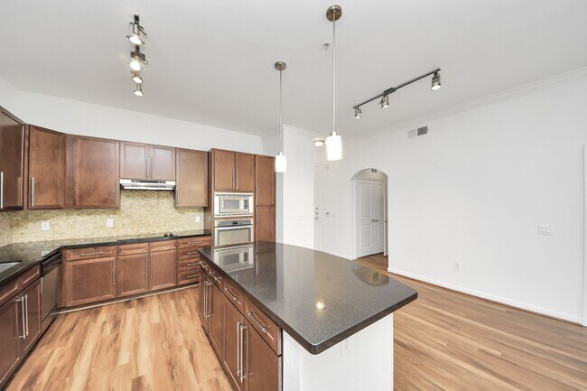 Foto del edificio - 6363 San Felipe St