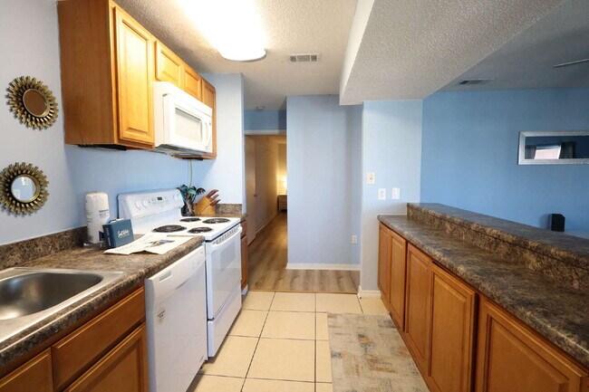 Building Photo - "Coastal Comfort Awaits: Furnished 2-Bed Condo with Pool in Destin!"