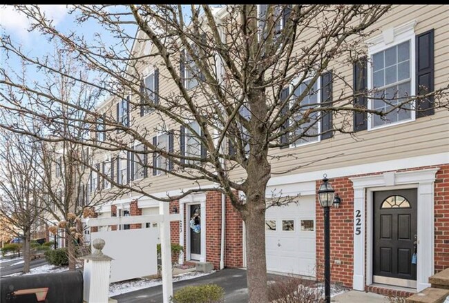 Foto del edificio - 225 Persimmon Lane