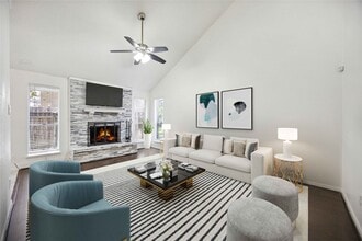 Building Photo - 13895 Hollowgreen Dr