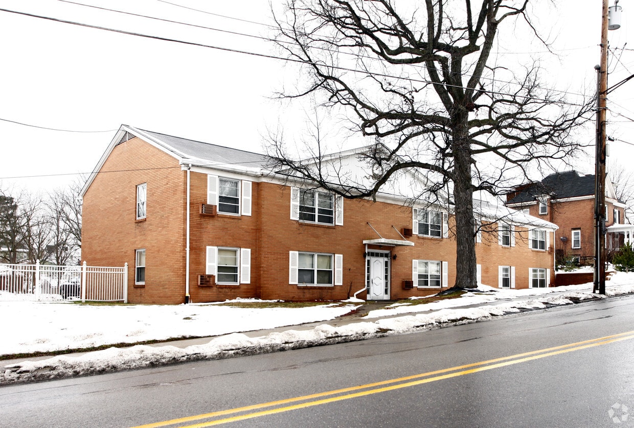 Primary Photo - 325 E Leasure Ave