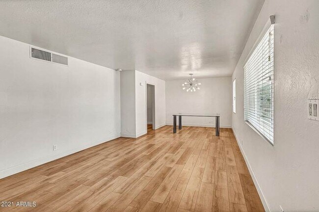 Foto del edificio - Charming 4 bed 2 bath near ASU!