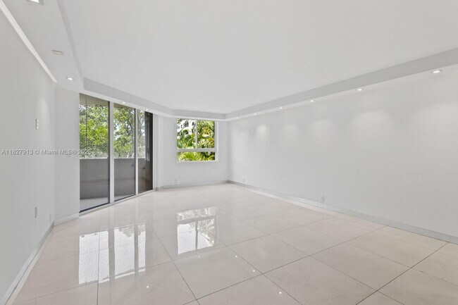Foto del edificio - 181 Crandon Blvd