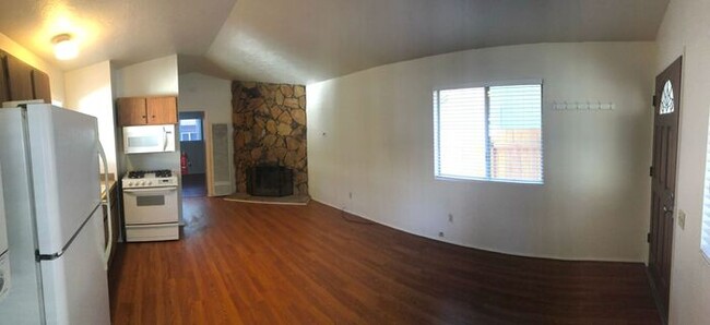 Building Photo - Pet Friendly! 1-Bedroom, 1-Bathroom Single...