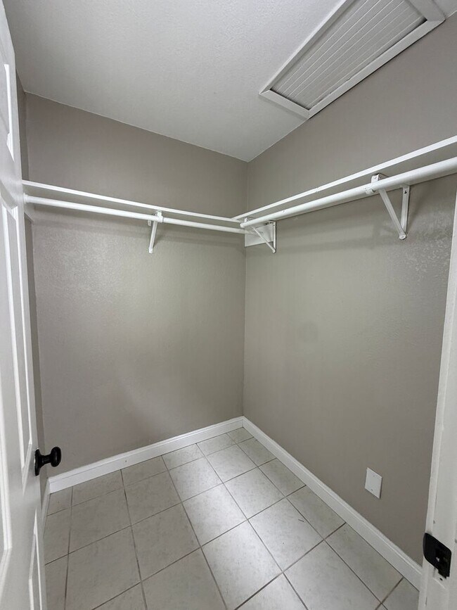 Foto del edificio - Move in ready -Cute and cozy 1 br house with bonus rooms