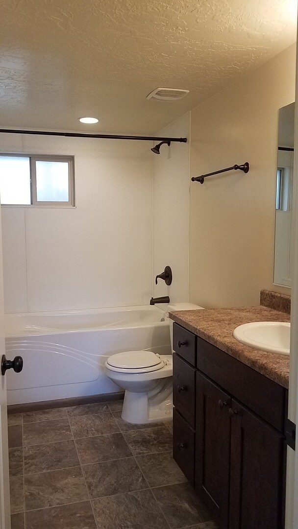 Building Photo - Move-In Discount - 2 Bedroom 1 Bath Baseme...
