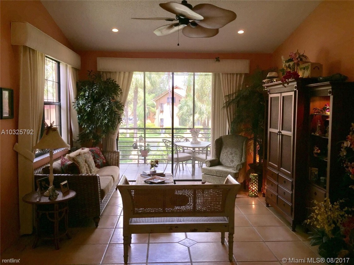 Foto principal - 15533 Miami Lakeway N