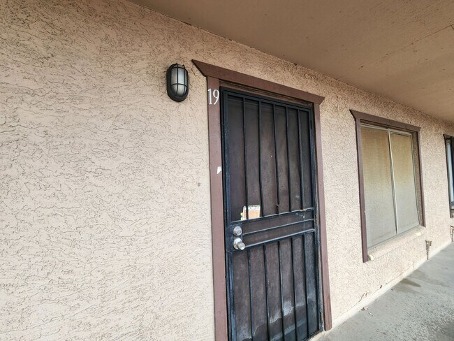 Foto del edificio - 595 N Royal Crest Cir