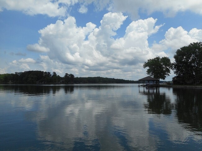 Foto del edificio - Lake Front 2-Bedroom Home on Beautiful Lake Wylie with a Dock and Boat Lift