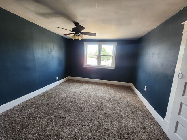 Foto del edificio - 5 Bedrooms 1.5 Bath on the Northeast side ...
