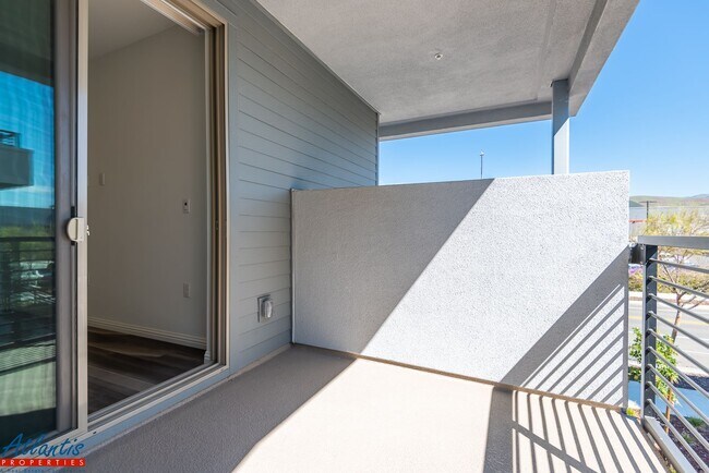Foto del edificio - Newly Built Condo | Open Floor Plan | E.V. Outlet