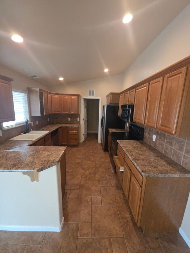Building Photo - 3018 Oakwood Dr