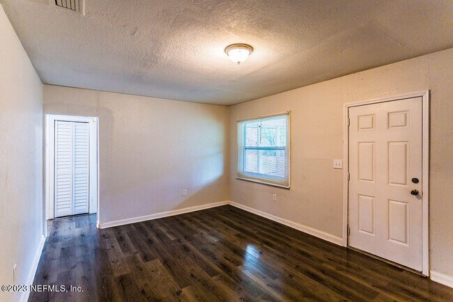 Foto del edificio - 1052 Woodstock Ave