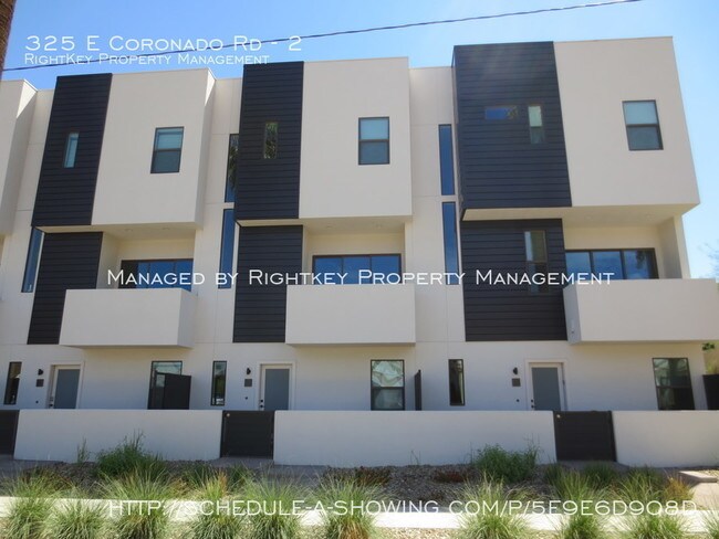 Foto del edificio - LUXURY UPTOWN TOWN-HOUSE!