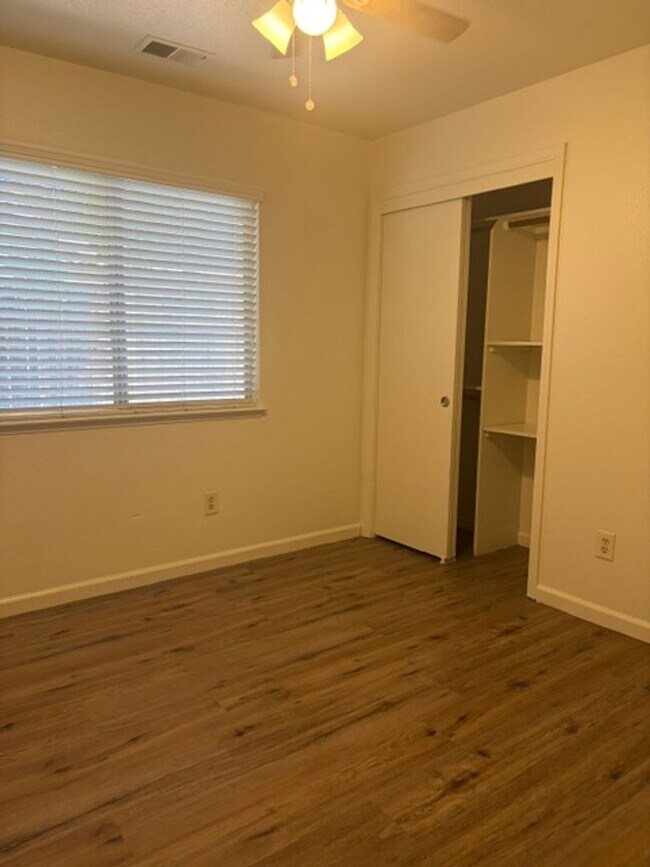 Foto del edificio - 10808 Sunset Canyon Dr