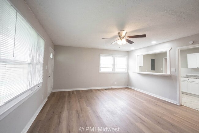 Building Photo - 4923 Barlow Dr