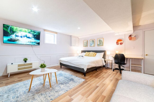 Building Photo - 102 Northmanor Crescent