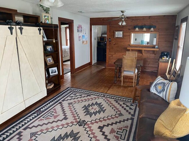 Building Photo - Super cute 2 bedroom!