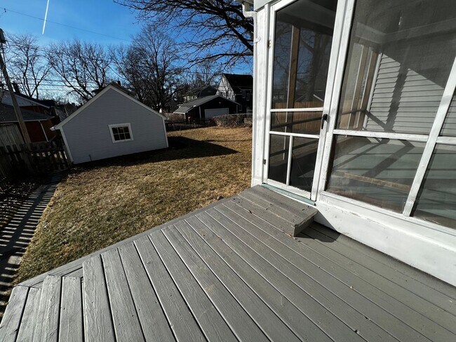 Building Photo - 2 bedroom home with bonus room in Davenport