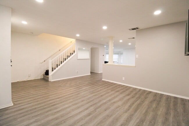 Building Photo - 14018 N Hills Village Dr