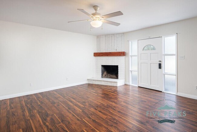 Building Photo - 424 Woodlawn Ave D
