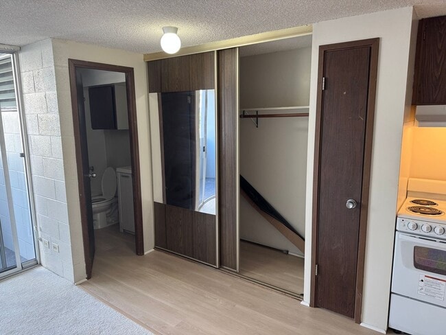 Building Photo - Clean Updated Studio with Lanai, covered p...