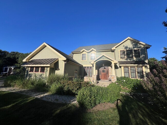 Building Photo - 1415 Oakview Terrace