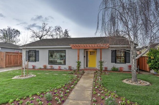 Building Photo - Beautiful 4 Bed 2 Bath Home in Prime Campb...