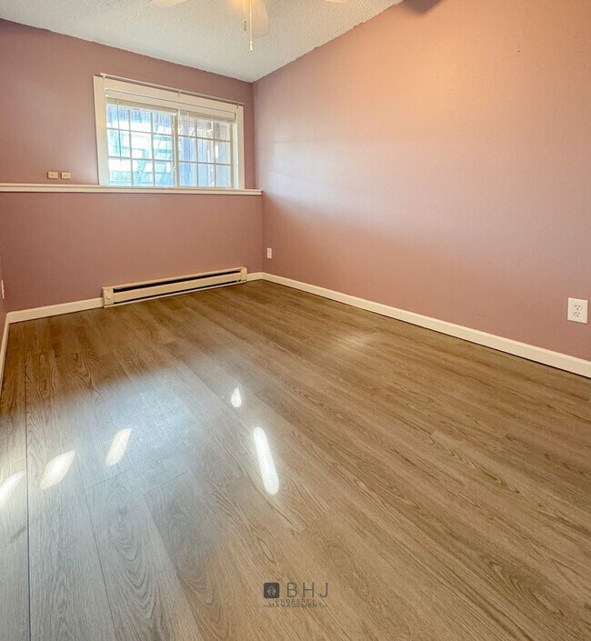 Building Photo - 3 Bedroom/ 1.5 Bath Townhouse for rent!