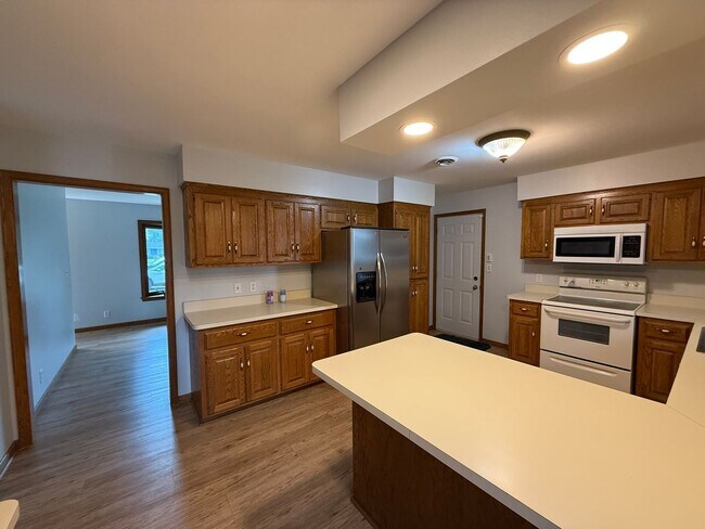 Foto del edificio - Bloomington 4 Bed 3 Bath SF Home available...