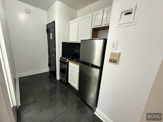 Building Photo - 156 E 85th St