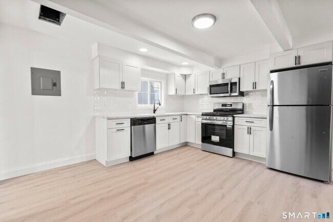Foto del edificio - 64 Soundview Ave