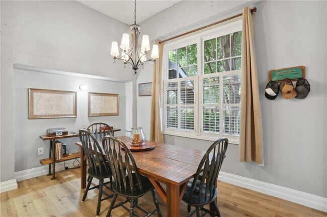 Foto del edificio - 1610 Liberty Ln