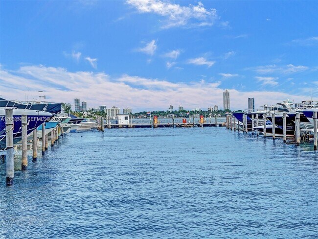 Foto del edificio - 7601 E Treasure Dr