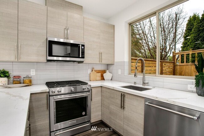 Building Photo - Beacon Hill Living: Contemporary Townhome ...