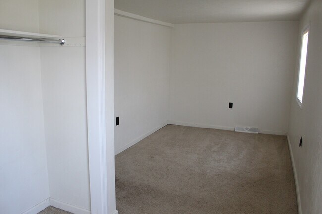Building Photo - 2 Bedroom 1 Bath 2 Story House in Wellsville
