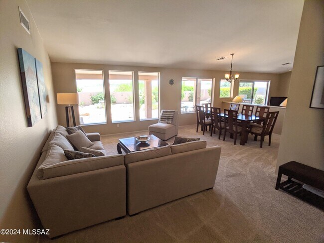 Foto del edificio - 63945 E Orangewood Ln