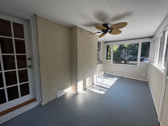 Building Photo - 2434 Rosewood Ave