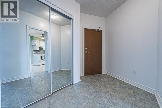 Photo du bâtiment - 5250 Lakeshore Rd.