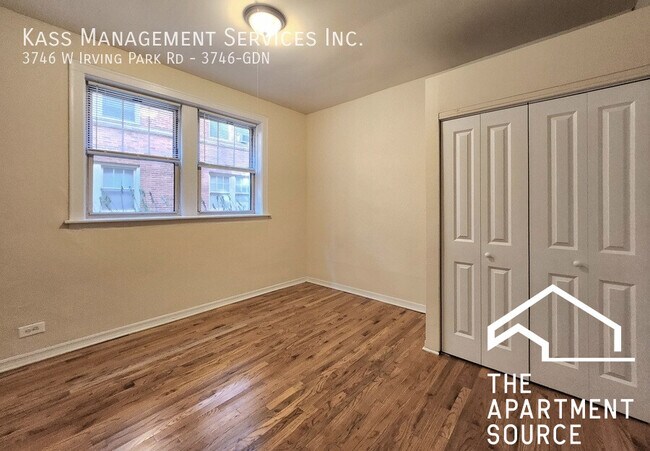 Foto del edificio - 3746 W Irving Park Rd
