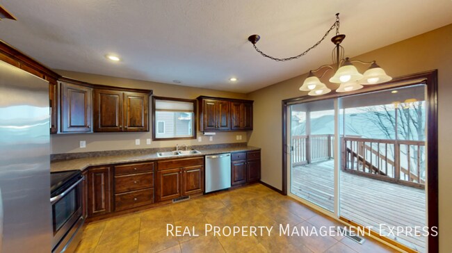 Foto del edificio - Modern 4 Bedroom 2 Bathroom Twin-Home in Tea