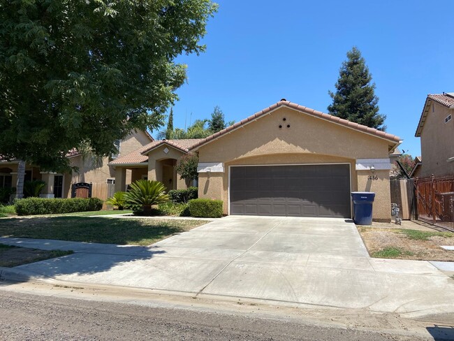 Building Photo - Gorgeous Tulare home in a great school dis...