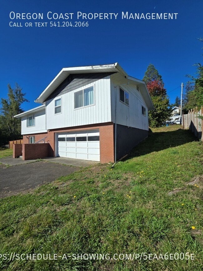 Building Photo - 2bed/2bath with fenced yard