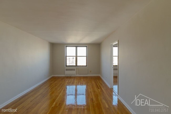 Foto del edificio - 817 Gravesend Neck Rd
