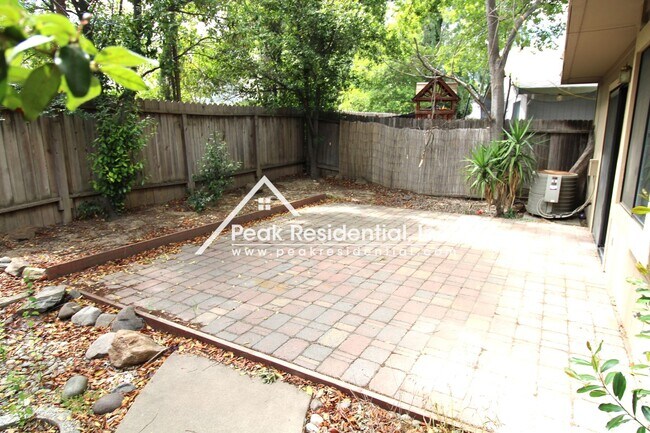 Building Photo - Spacious 3bd/2.5ba Antelope Home with 2 Ca...