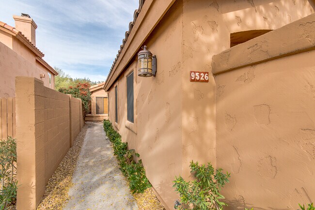 Building Photo - 3 BED 2 BATHROOM ONE LEVEL HOME WITH 2 CAR...